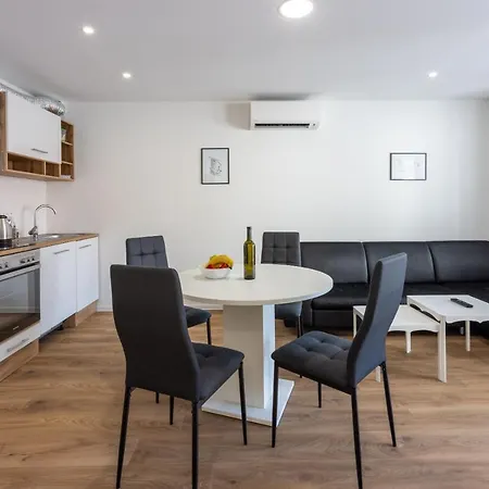 Luxury Lovorka 1 & 2**** דירה *