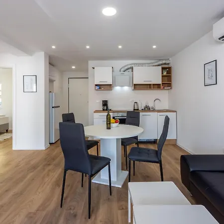 דירה Luxury Lovorka 1 & 2**** סלצה