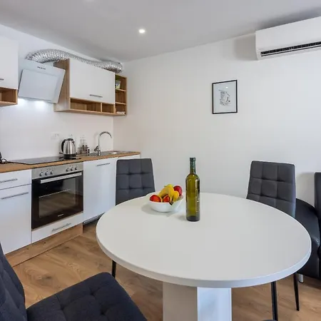 Apartment Luxury Lovorka 1 & 2**** Selce